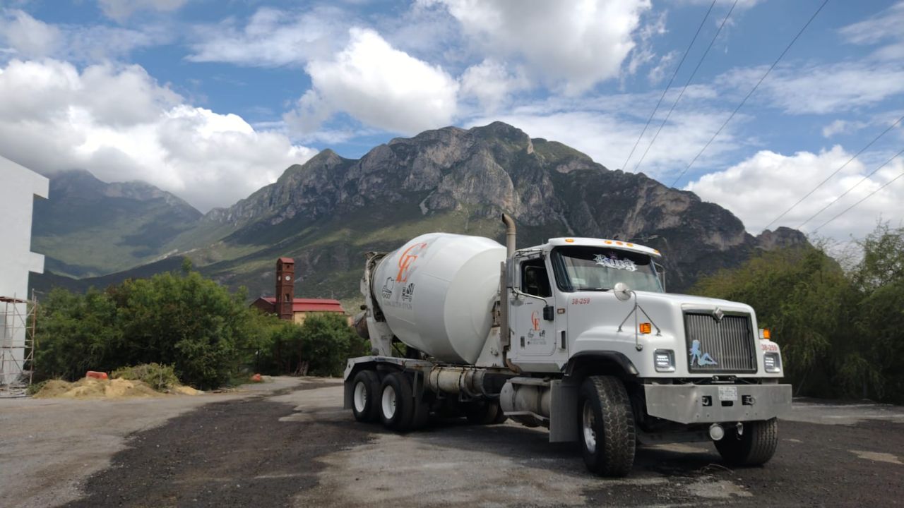 Revolvedora de Concretos EVNIS con la Sierra de Monterrey al fondo